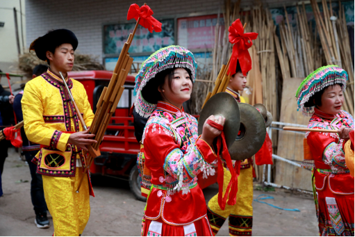 泸州纳溪：苗族同胞喜庆“踩花山”  欢天喜地贺新年438.png